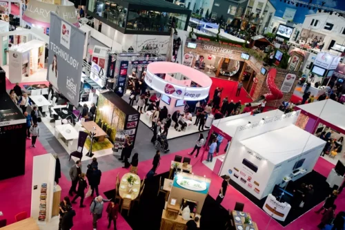 20151110164110-trade-show-event-convention-people-work